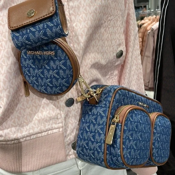 Michael Kors Denim 💙Jet set travel pocket
crossbody tech pouches AirPods case - Picture 4 of 11